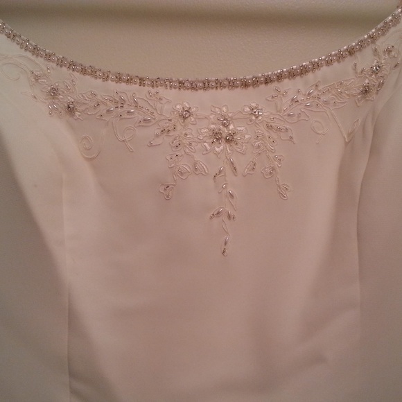 Long sleeve wedding dress. Almost new. Beautiful and timeless. - Picture 4 of 5